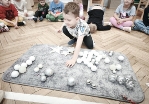 Dzieci segregują bombki