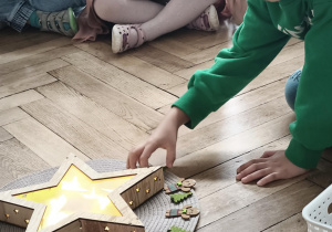 Dziecko układa mandale świąteczną