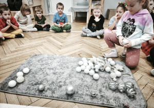 Dzieci segregują bombki