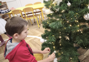 Dzieci ubierają choinkę