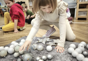 Dzieci segregują bombki