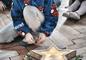 Dziecko układa mandale świąteczną