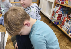 Na zdjęciu widzimy chłopca, który ogląda termometr pokojowy.