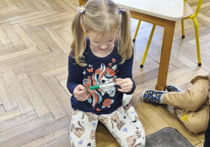 Na zdjęciu widzimy dziewczynkę, która ogląda termometr "pod pachę".