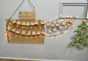 Na zdjęciu widzimy kalendarz adwentowy grupy 1.