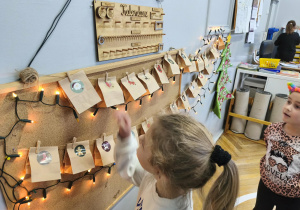 Na zdjęciu widzimy dziewczynkę, która szuka torebki z cyfrą 1.