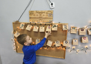 Na zdjęciu widzimy chłopca, który odnalazł torebkę z cyfrą 2.