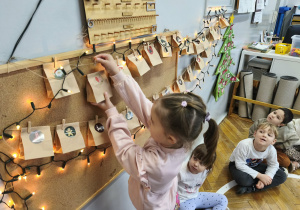 Na zdjęciu widzimy dziewczynkę, która szuka torebki z cyfrą 3.