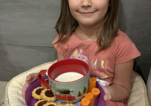 Na zdjęciu widzimy dziewczynkę, która wykonała zadanie sobotnie - przygotować dla Mikołaja ciastka i mleko oraz marchewkę dla Rudolfa.