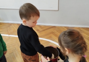 Dzieci częstują się ciasteczkami.