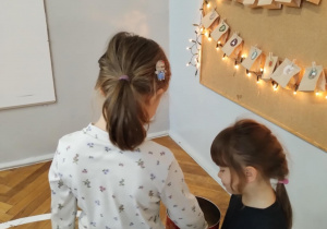 Dzieci częstują się ciasteczkami.