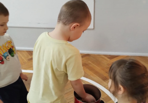 Dzieci częstują się ciasteczkami.