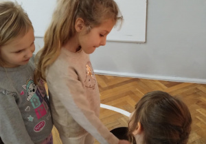 Dzieci częstują się ciasteczkami.