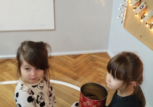 Dzieci częstują się ciasteczkami.