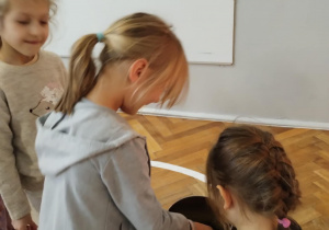 Dzieci częstują się ciasteczkami.