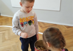 Dzieci częstują się ciasteczkami.