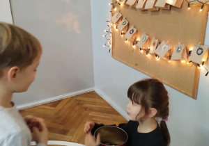 Dzieci częstują się ciasteczkami.