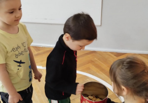 Dzieci częstują się ciasteczkami.