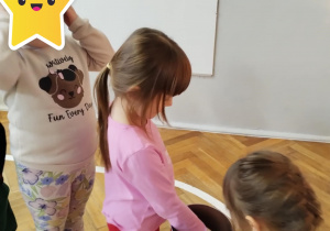 Dzieci częstują się ciasteczkami.