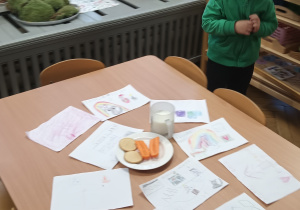 Chłopiec kładzie list do Mikołaja na stole.