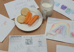 Nasza niespodzianka dla Mikołaja- mleczko, ciasteczko i marchewka dla renifera.