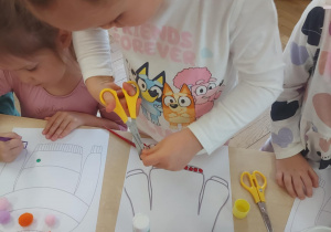 dziewczynka, która dobiera odpowiednie materiały do projektowania