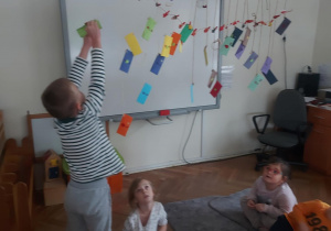 chłopiec odkrywający kopertę numer 1 z kalendarza adwentowego