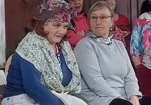 Seniorki przebrane w stroje