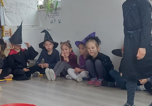 dziewczynka wrzuca pieniążka do miski