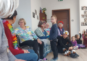 chłopiec, który słucha wróżby na swój temat