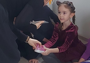 dziewczynka dostaje grosik do wróżby