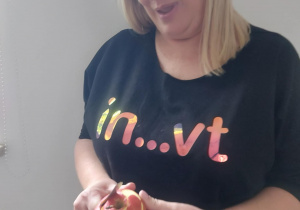 Pani Ania w konkurencji z seniorką na długość skórki jabłka