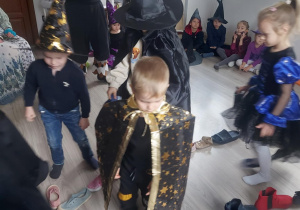 dzieci ustawiające buty