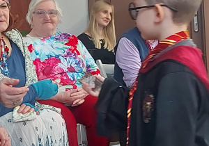 chłopiec, który słucha wróżby z kart, kim będzie w przyszłości