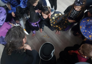 dzieci odgadują, w co ułożyła się rzucona skórka od jabłka