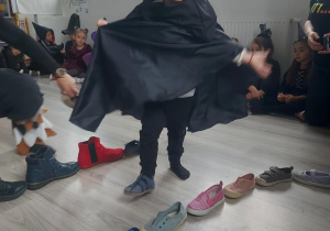 wróżba -dzieci, ustawiają lewego buta w stronę drzwi, który but będzie pierwszy ta osoba wyjdzie za mąż, ożeni się