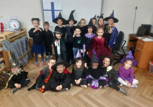 Dzieci przebrane w stroje andrzejkowe, gotowe do drogi