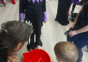 wróżby na przyjaźń, dzieci rzucają słomki do wody i patrzą, która się połączy ze sobą