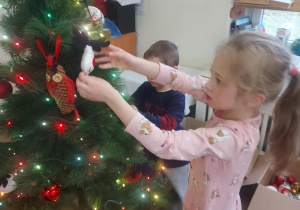 dziewczynka zawiesza ozdoby