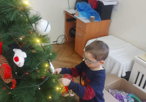 chłopiec zawiesza ozdoby