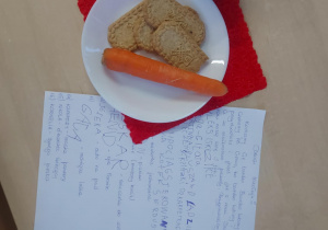 naszykowane, mleko, ciasteczka dla Mikołaja, marchewka dla reniferów i napisany przez dzieci list