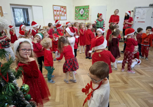 grupa dzieci w czerwonych strojach