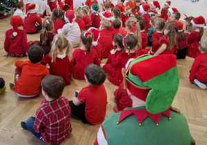 dzieci słuchają Pani Mikołajki