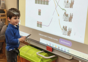 chłopiec, który podejmuje próbę przeliczenia prezentów