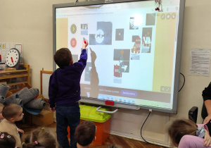 chłopiec układający puzzle on - line