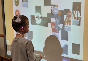 chłopiec układa puzzle