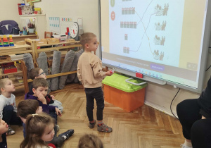 chłopiec przelicza prezenty