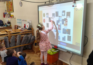 dziewczynka układa puzzle