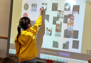 dziewczynka układa puzzle