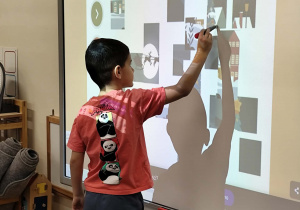 chłopiec układa puzzle